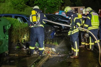 Brennende Mülltonnen im Erzgebirge: Feueralarm im Wohngebiet - Unter anderem löschte die Feuerwehr eine brennende Biotonne, die offensichtlich zusammenschmolz.