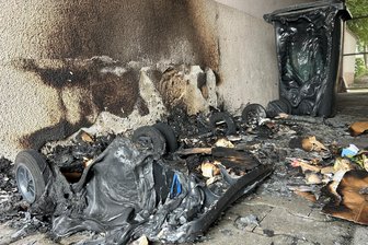 Brennende Mülltonnen in Chemnitz: Schlafende Frau erleidet Rauchvergiftung - In der Clausstraße in Chemnitz brannten am Samstagmorgen Mülltonen.