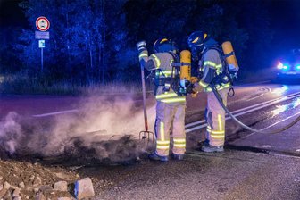 Brennende Reifen blockieren Autobahnzubringer zwischen Hartenstein und Aue - Die brennenden Reifen haben den Straßenbelag zerstört.