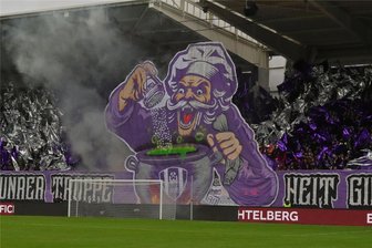 Brennende Schals, Pyrotechnik und ein Angriff auf der Pressetribüne: Ostderby zwischen Erzgebirge Aue und Hansa Rostock fordert Polizei - Die Choreo vor dem Anpfiff.