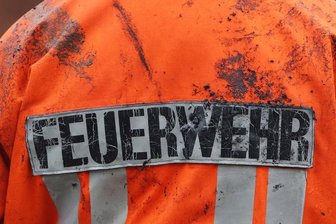 Brennende Strohballen halten 51 Feuerwehrleute in Atem - 