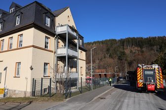 Brennender Adventskranz löst Feuerwehreinsatz in Schwarzenberg aus - Einen Feuerwehreinsatz hat es an der Robert-Koch-Straße in Schwarzenberg gegeben.