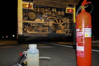 Brennender Bus in Stützengrün - Fahrer löscht Flammen -