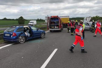Brennender Lkw und schwerer Unfall - Stau auf der A4 beim Dreieck Nossen - Bei einem Unfall auf der A4 zwischen Siebenlehn und Dreieck Nossen sind mehrere Personen verletzt worden.