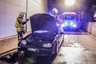 Brennender Pkw am Kaufland-Parkplatz in Hohenstein-Ernstthal - Die Feuerwehr Hohenstein-Ernstthal war bei einem Pkw-Brand auf der Zufahrt zum Kaufland-Parkplatz im Einsatz.