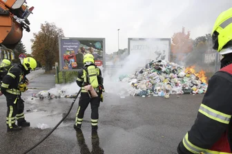 Brennender Plastik-Müll in Chemnitz: Fahrer reagiert und kippt zehn Kubikmeter Müll auf einen Platz - Ein Müllberg brennt.