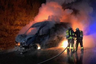Brennender Transporter hält Werdaus Feuerwehren auf Trab - Dieser Transporter brannte am Donnerstagabend auf der Westtrasse in Langenhessen vollständig aus. Der Fahrer konnte sich rechtzeitig aus dem brennenden Fahrzeug retten und blieb unverletzt.