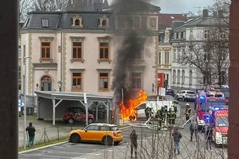 Brennender Transporter sorgt für Rauchsäule am Penny-Markt in Zwickau: Wie hoch ist der Sachschaden? - Ein auf dem Penny-Parkplatz geparkter Transporter ging am Dienstag in Flammen auf.
