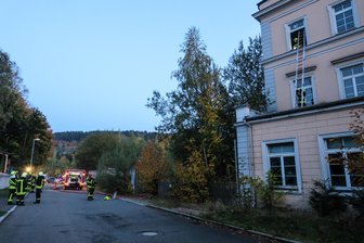 Brennender Unrat löst Feuerwehr-Einsatz aus - 
