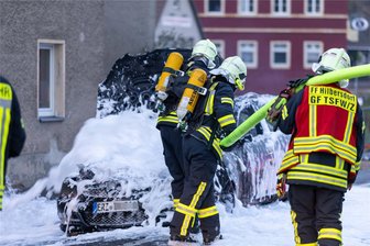 Brennendes Auto: B 173 in Naundorf zeitweise gesperrt - Die Feuerwehr löscht das brennende Auto an der B 173 in Naundorf.