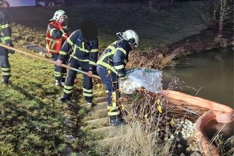 Brennendes Auto in Berbersdorf: Kraftstoff läuft in Regenrückhaltebecken - In Berbersdorf gelangte Treibstoff in ein Regenrückhaltebecken, die Feuerwehr errichtete eine Ölsperre.