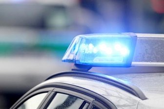 Brennendes Auto rollt gegen VW -