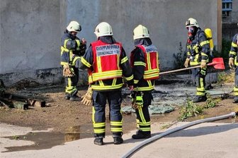 Brennendes Dixi ruft Feuerwehr Geringswalde auf den Plan - Ein Trupp unter Atemschutz löscht letzte Flammen. Gebrannt hatte es in Nähe eines Futtermittelbetriebes.
