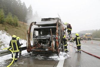 Brennendes Müllauto behindert Verkehr auf der A4 -