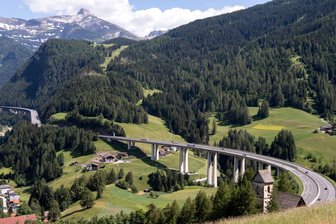 Brenner zu: Was ist, wenn ich nicht zum Ferienhaus komme? - Reisechaos am Brenner: Die achtstündige Sperrung der Brennerautobahn am 30. Mai trifft viele Urlauber mitten in den Pfingstferien.