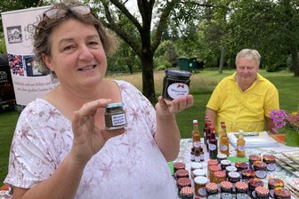 Brennnessel-Pesto zu Nudeln: Kräuterexpertin aus dem Vogtland empfiehlt leichtes Sommer-Gericht - Petra Jeschek stellt ein leckeres Brennnessel-Pesto her.