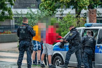 Brennpunkt Am Wall in Chemnitz: OB Schulze wird deutlich - Wiederholt führt die Chemnitzer Polizei im Stadthallenpark und anderen Bereichen der Innenstadt Großkontrollen durch (im Bild ein früherer Einsatz), die jüngste in der vorigen Woche.