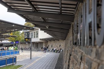 Brennpunkt Busbahnhof Annaberg: Die Prügelvideos und ihre Folgen - Drogenhandel, Körperverletzung, sexuelle Übergriffe, Sachbeschädigungen: Der Busbahnhof mit dem angrenzenden alten Friedhof gilt als Schwerpunkt in Annaberg-Buchholz.