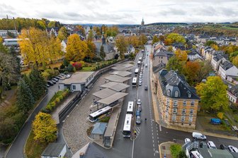 Brennpunkt Busbahnhof: Täter stößt 16-Jährige zu Boden und schlägt sie - Die Polizei sucht Zeugen eines Vorfalls am Busbahnhof in Annaberg-Buchholz.