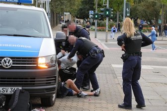Brennpunkt Chemnitzer Innenstadt: Reizgasattacke in Straßenbahn und Festnahme - Zwei mutmaßliche Ladendiebe sind am Mittwoch in der Chemnitzer Innenstadt gefasst worden.