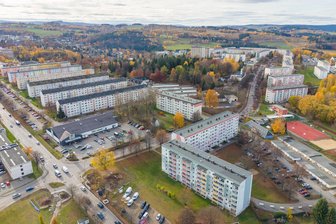 Brennpunkt Plattenbaugebiete: Stadt im Erzgebirge plant Wandel mit 15 Millionen Euro - Der Barbara-Uthmann-Ring in Annaberg aus der Vogelperspektive. Die Pläne sehen unter anderem vor, dass Neubaublöcke zurückgebaut und andere modernisiert werden.
