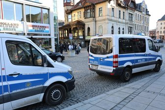 Brennpunkt Postplatz in Aue: Polizei stellt bei Kontrollen zwei per Haftbefehl Gesuchte - In der Innenstadt von Aue hat es am Dienstag Kontrollen durch die Polizei gegeben. Auf dem Postplatz konnten gesuchte Personen gestellt werden.