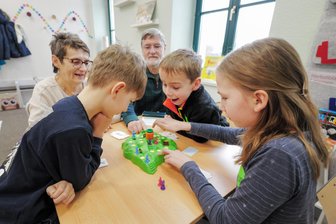 Brettspieltag in Plauener Vogtlandbibliothek ist ein Hit - Spaß beim Spiel.