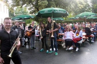 Brezel Brass begeistert im Leubnitzer Schlosshof - Einen tollen Sommerabend voller schwungvoller Musik bereiteten die Musiker von Brezel Brass am Samstag den Besuchern im Leubnitzer Schlosshof unter der großen Linde. Es musizierten von links: Robert Seidel (Trompete), Sebastian Wildgrube (Akkordeon), Julia Seidel (Gitarre), Stella Maria Voigt (Sopran-Saxofon) und Michael Seidel (Posaune). 