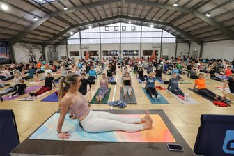 Bricht Chemnitzer Yogalehrerin ihren eigenen Rekord? - Gemeinsam mit 202 Chemnitzern holte Yogalehrerin Linda Lohwaßer im März 2023 einen Yogarekord nach Chemnitz. Gelingt das nochmal?