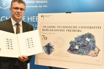Briefmarke wirbt für TU Bergakademie Freiberg - Werner Gatzer präsentiert den Entwurf der neuen Marke.