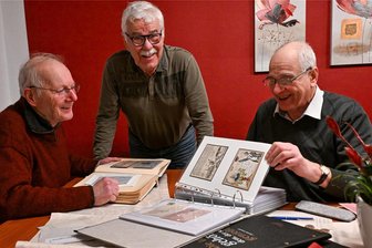 Briefmarkensammeln in Chemnitz: Verstaubtes Relikt oder zeitloses Kulturgut? - Die Sammler:Karl Kohlmann, Vereinsvorsitzender Hans Ismer und Frank Grünert (v. l.) bei einem Treffen im Rosarium an der Scheffelstraße.