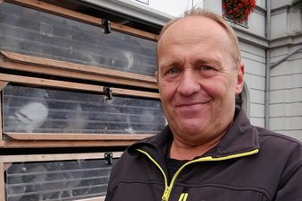 Brieftauben bereichern Herbstmarkt in Oelsnitz - Brieftaubenzüchter Joachim Wöllner aus Ebmath war mit 20 Tieren auf dem Oelsnitzer Markt dabei.