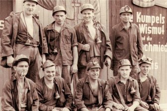 Brigadefotos der Wismut im Schlemaer Museum Uranbergbau zu sehen - Die Brigade Blum vom Schacht 64 in Schlema Mitte der 1960er-Jahre.
