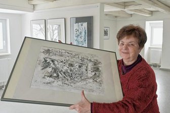 Brigitte Nicolai: "Ich probiere jetzt auch sehr viel aus" - Brigitte Nicolai kann mit ihrer Kunst auch kritisch sein. Im Pestalozzihaus Meinersdorf stellt sie unter anderem diese Arbeit "Hühner in Not"aus, mit der sie auf Missstände in der Tierhaltung aufmerksam macht. 