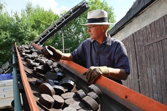 Briketts, Holz, Öfen: Nachfrage in Chemnitz ist größer als das Angebot - Andreas Lorenz, Chef des Brennstoffhandels "G. u. M. Rehwagen" beim Absacken der Briketts. Die erhält bei ihm nur noch, wer auf der Liste mit den Bestellungen steht. 