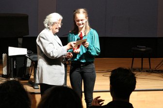 Brillanz am Akkordeon: Freibergerin gewinnt Werner-Richter-Trophäe in Chemnitz - Thea Richter, Witwe des Namensgebers, übergab den Preis an Jolanda Otto.
