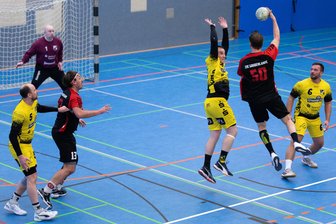 Bringt die Heimkehr in die eigene Halle den Handballern aus Oelsnitz einen Zuschauerboom? - Blau statt vorher Gelb dominiert nun in der Oelsnitzer Sporthalle. Hier hat die Abwehrkette des TSV gegen den Zwickauer Torsten Koska (am Ball) das Nachsehen.