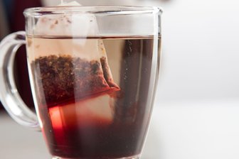 Bringt es wirklich etwas, den Teebeutel auszuquetschen? - Das Quetschen des Teebeutels in der Tasse hat keinen Einfluss auf den Geschmack.