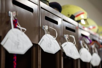 Bringt Omikronwelle Feuerwehren in Not? - Corona ist auch für die freiwilligen Feuerwehren allgegenwärtig. FFP2-Masken gehören dazu, zum Beispiel auf Fahrt zu den Einsätzen. 