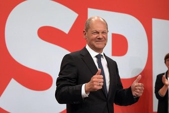 Bringt Scholz der SPD das Kanzleramt? - Einst ungeliebt, jetzt gefeiert: Olaf Scholz bei der Wahlparty im Willy-Brandt-Haus Berlin. Im Hintergrund SPD-Vorsitzende Saskia Esken.