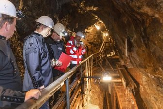 Bringt Stollenwasser sächsische Bergbauvereine in finanzielle Nöte? - Auch durch den Markus-Röhling-Stolln in Frohnau fließt Grubenwasser. Deshalb wurde dieses Besucherbergwerk von der Landesdirektion ebenfalls kontrolliert. Da hat auch die Kritik von Vereinschef Marc Schwan (2. von rechts) beim Besuch des sächsischen Wirtschaftsministers Martin Dulig (2. von links) nichts geholfen. 
