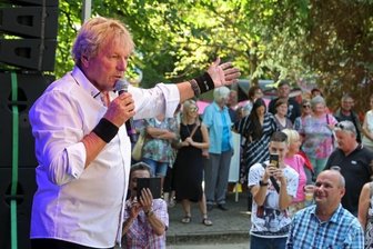 Brink bringt Pfaffenberg zum Tanzen - Auf der Freilichtbühne des Pfaffbergs begeisterte Bernhard Brink mit Hits wie "Alles auf Sieg" das Publikum.