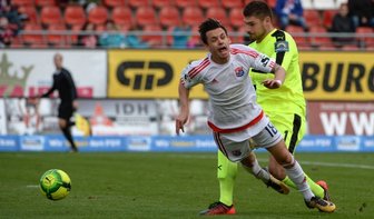 Brinkies' Bock und Bax' Blackout - Zwickaus Keeper Johannes Brinkies kommt zu spät, trifft Thomas Steinherr am Fuß. Der Hachinger nimmt den Elfmeter dankend an.