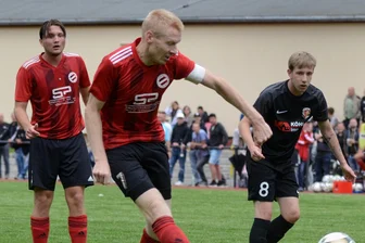 Brisantes Derby in der Vogtlandliga: Eine rote Laterne und veränderte Vorzeichen - Lengenfelds Kapitän Martin Mothes erzielt hier zum Saisonauftakt die 1:0-Führung gegen den FSV Treuen. Am Ende gewann der VfB mit 3:0. Lengenfeld empfängt am Sonntag Spitzenreiter Irfersgrün zum Derby. Treuen muss gegen Fortuna Plauen dringend benötigte Punkte sammeln.