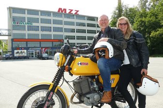 Britischer MZ-Racing-Club auf Spurensuche im Erzgebirge - Bei ihrer Tour machten Graeme und Sam Lewis aus Wales natürlich auch am alten MZ-Werk Station, dem heutigen Multizentrum Zschopau (MZZ).