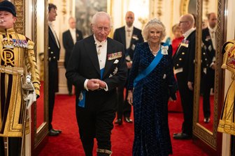 Britisches Königshaus: Wenn Palastdiener aus dem Nähkästchen plaudern - König Charles III. und Königin Camilla empfangen das Diplomatische Korps im Buckingham Palace.