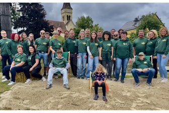 Brockauer Teichfest wartet diesmal sogar mit Sandstrand auf - Mitglieder und Helfer des Vereins Brockau-Erleben auf dem Sandstrand am Teich.