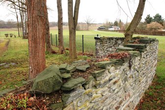 Bröckelige Friedhofsmauer in Thoßfell wird durch Metallzaun ersetzt - Die Friedhofsmauer aus Natursteinen ist sanierungsbedürftig.