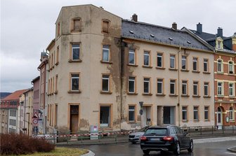 Bröckelnde Fassade gefährdet Verkehr an Auerbacher Kaiserstraße - Das Gebäude Kaiserstraße 2 befindet sich direkt am Kreisel, an der Ecke Plauensche Straße. Wegen herabfallenden Putzes ist der Fußweg seit Heiligabend gesperrt.