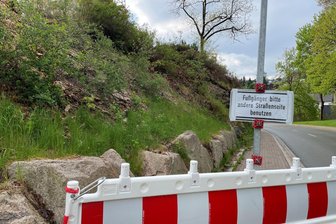 Bröckelnder Felshang im Erzgebirge: Warum ein Fußweg in Schönheide noch lange gesperrt bleibt - Seit mehreren Wochen ist der Fußweg unterhalb des Felsens an der Hauptstraße in Schönheide gesperrt.